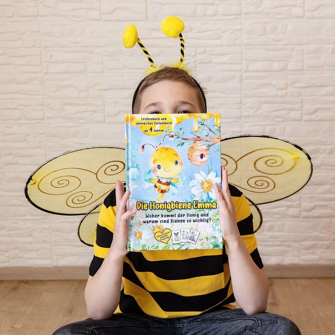 Die Honigbiene Emma. Woher kommt der Honig und warum sind Bienen so wichtig? Vorlesebuch inklusive Ausmalseiten - Barbara Lachner - Autorin und Fotografin - Barbara Lachner Blog-Weißt du eigentlich, woher der Honig kommt?
In diesem kleinen Biene-Abenteuer zum Kuscheln, Vorlesen und Lernen, erklärt Biene Emma wie der Honig entsteht, wie wichtig Bienen für unsere Umwelt sind und wie man sie schützen kann. Die Kinder Tim und Sophie treffen die Biene Emma und hören ihr interessiert zu. Eine liebevolle Geschichte über Bienen und die Entstehung von Honig. Ein lehrreiches Erstlesebuch und Vorlesebuch für Kinder ab 4 Jahren.